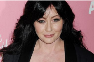 Звезда сериала "Беверли Хиллз", больная раком, попрощалась с поклонниками