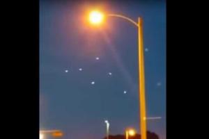 Мужчина заснял на видео "танцы" НЛО в ночном небе