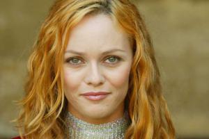 Ванесса Паради стала объектом обсуждения из-за купания топлес со взрослым сыном 