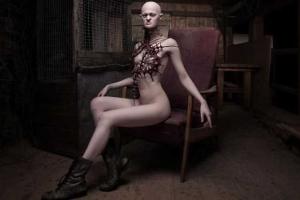 Фотомодель с очень необычной внешностью покоряет подиум