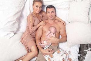 Владимир Кличко купается в океане вместе с 9-месячной дочуркой