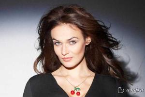 Алена Водонаева устала от стрижки и вновь соорудила себе роскошную шевелюру