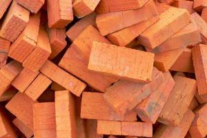 В Тульской области за зарплатой едут на самосвалах: задолженность отдают кирпичами