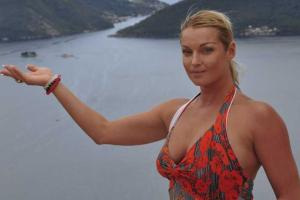 Волочкова вновь эпатирует публику: балерина облачилась в неуместный наряд для встречи со школьниками