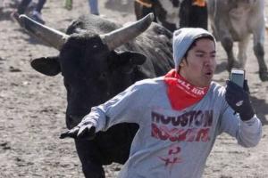 Удивительно, но факт: статистика показала, что селфи опаснее нападения акул