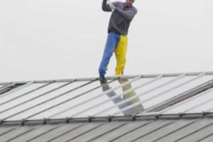 Взбунтовавшийся британский заключенный третьи сутки бродит по крыше тюрьмы, надзиратели бессильны