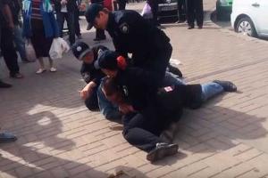 Не надо хамить: в центре столицы полицейские преподали урок наглому таксисту, уложив его на асфальт