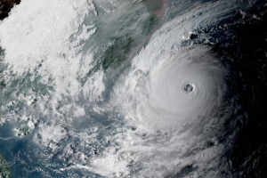 В Японии началась эвакуация жителей прибрежных районов: приближается разрушительный тайфун "Дуджуан"