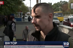 В Киеве боевые товарищи погибшего накануне бойца АТО пикетируют райуправление милиции