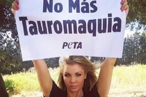 Шведская порнозвезда, протестуя против убийства быков, выбежала на поле для корриды