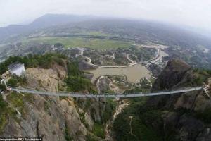 Экстремалам на заметку: в Китае открыли первый в мире подвесной стеклянный мост 