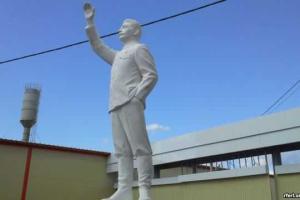 В Украине "ленинопад", а в России - "сталиновозрождение"