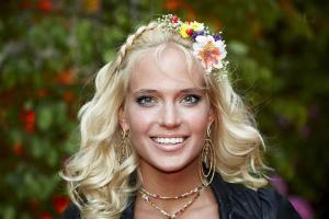 Поклонников привело в восторг черно-белое фото Глюкозы в купальнике