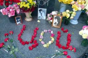 Фанаты Виктора Цоя чуть не убили мужчину на могиле кумира