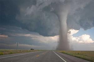 В Сеть попало видео огненного торнадо в США