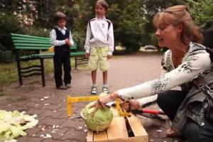 Видео эксперимента: москвичи срывают зло и дурость на импортных невинных овощах