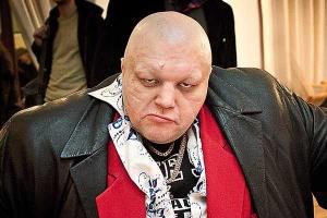 Шоумен Стас Барецкий продолжает эпатировать публику: устроил костер из иностранной валюты