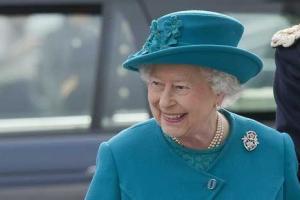 Вот так поздравил: стрит-арт художник изобразил Елизавету II молодой, красивой и... полуголой