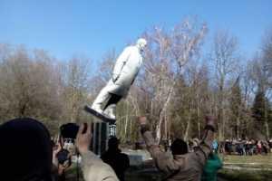 В Днепропетровске решили не уничтожать памятники советской эпохи, а создать "парк колонизаторов"