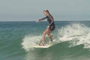 В Сети появиллось видео гламурного катания по волнам молодой серфингистки на каблуках