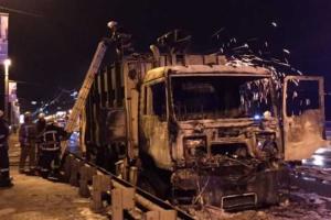 В Киеве спасатели тушили мусоровоз: машина сгорела полностью, повредив линии электропередач
