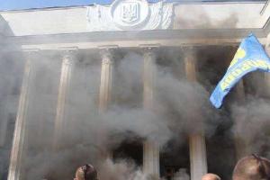 Советник главы МВД рассказал, чем были вооружены демонстранты под Радой