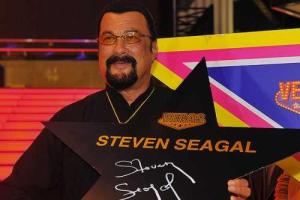 Сигал признается россиянам в любви, но получать гражданство РФ пока не торопится