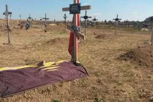 В Донецке ударными темпами растет кладбище боевиков: нет ни цветов, ни свечей, ни имен...