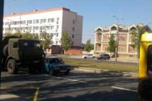 В Донецке вновь не поделили дорогу военный грузовик и легковушка