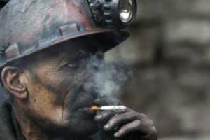 На одной из шахт "ДНР" продолжается забастовка - шахтеры, рискуя жизнью, требуют выплаты долгов