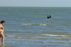 Водолазы-золотоискатели не на шутку напугали отдыхающих на городском пляже Мариуполя