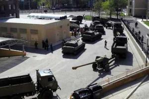Реалии Донецка: боевики выводят из города военную технику, флагштоки освободились от знамен "ДНР" и России