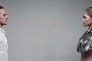 Удивительное рядом: американский дизайнер изобрела одежду, "отвечающую" на взгляды мужчин