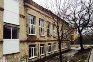 На территории донецкой школы прогремел взрыв: соцсети гадают - виноват неумелый боевик или партизаны