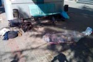 Жуткий "розыгрыш": харьковские милиционеры с радостью наблюдали, как люди шарахаются от трупа бомжа