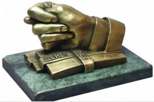 Россия тратит на войну миллиарды, а россияне получают зарплату едой, кирпичом и "натурой"