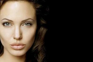 Раритетные черно-белые фото юной Джоли выставят в галерее Лондона