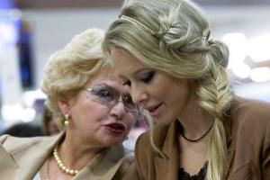 Мама Ксении Собчак не захотела отвечать на "интимный" вопрос о беременности ее дочери