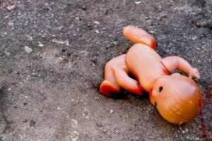 На Волыни 30-летняя женщина родив дома девочку, выбросила ее в туалет, ребенок погиб