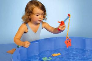 Удивительный улов: юная рыбачка на игрушечную удочку поймала огромную рыбу