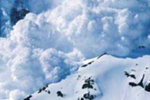 ЧП в Альпах: туристов накрыла лавина