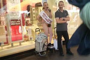 Экс-стриптизерша устроила обнаженную акцию протеста в поддержку мигрантов