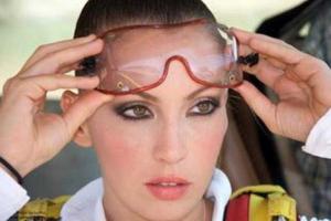 Рискованная фотосессия: модель снималась под водой с крокодилом