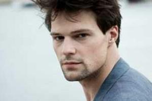 Актер Данила Козловский перевоплотился в длинноволосого блондина с голубыми глазами