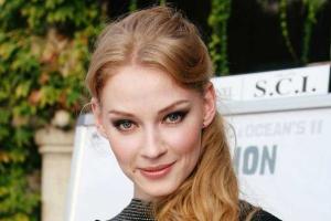 Светлана Ходченкова из романтичной блондинки превратилась в жгучую шатенку