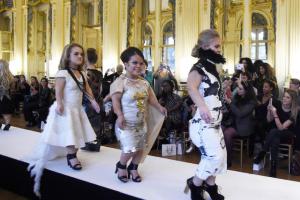 На Неделе моды в Париже на подиум вышли модели-карлики