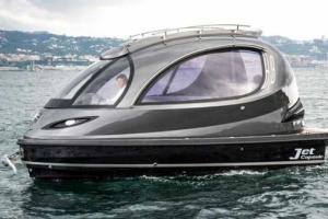 Итальянская дизайнерская студия анонсировала выпуск серийной версии мини-яхты, напоминающей космический корабль