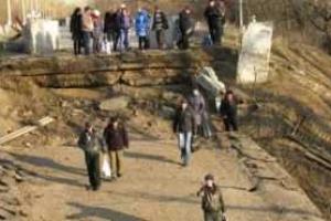 На пункте пропуска в Станице Луганской собралась очередь по обе стороны линии разграничения