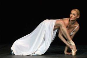 Анастасия Волочкова погрузилась в морскую пучину для очередного откровенного шпагата