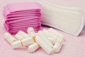 Депутаты Франции провели бурную дискуссию по вопросу снижения налогов на предметы женской гигиены